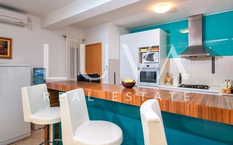 Hvar, Brusje, luksuzna vila s bazenom i pogledom na more na prodaju