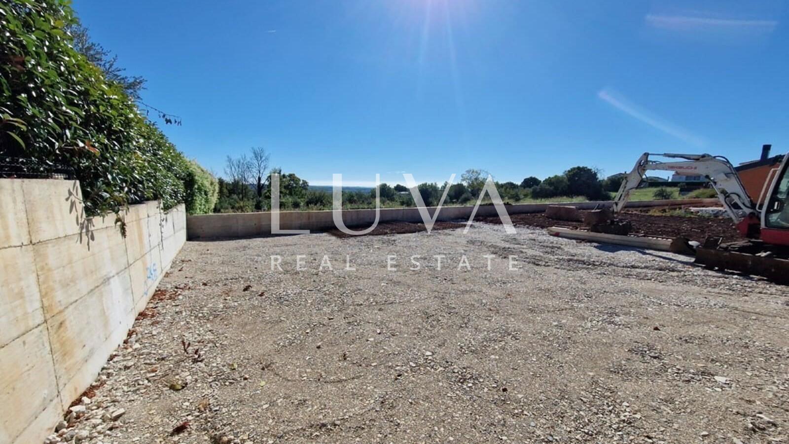 Istra, Kaštelir, moderna prizemnica, 88 m2 s dvorištem na prodaju