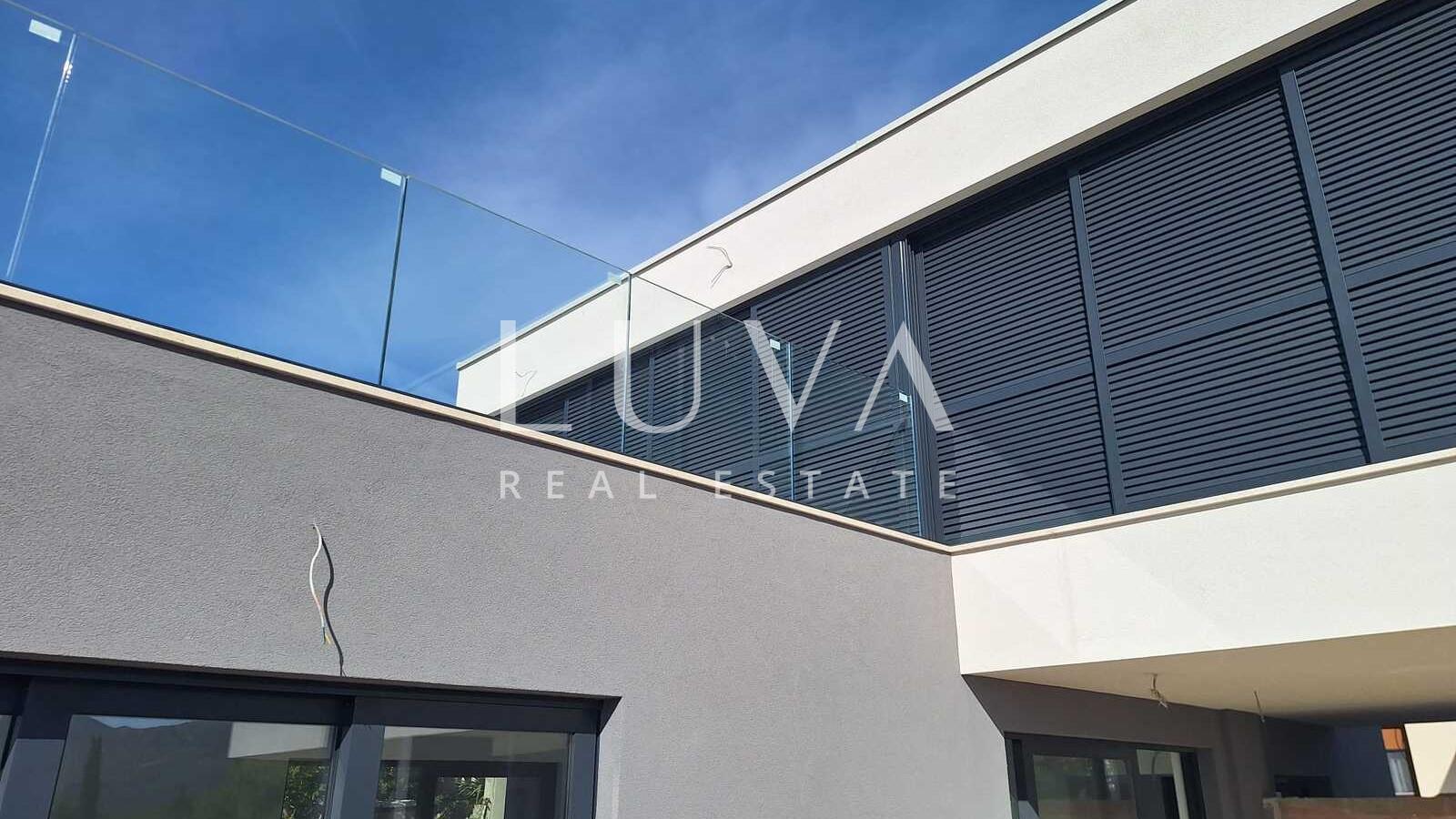 Kaštel Novi, Rudine, moderna vila s bazenom i pogledom na more