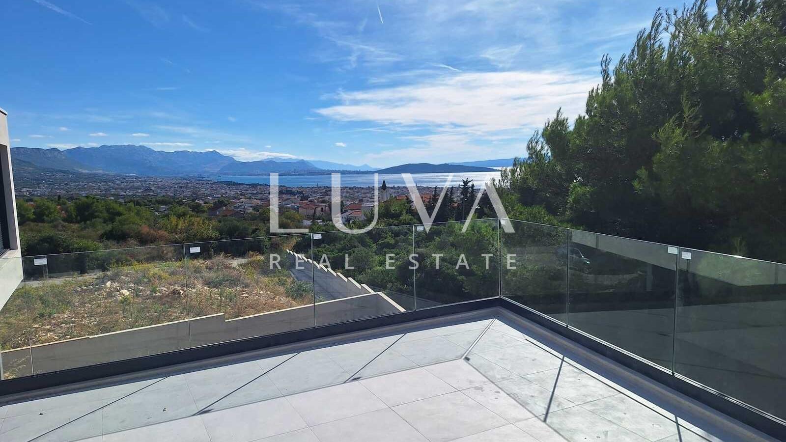 Kaštel Novi, Rudine, moderna vila s bazenom i pogledom na more