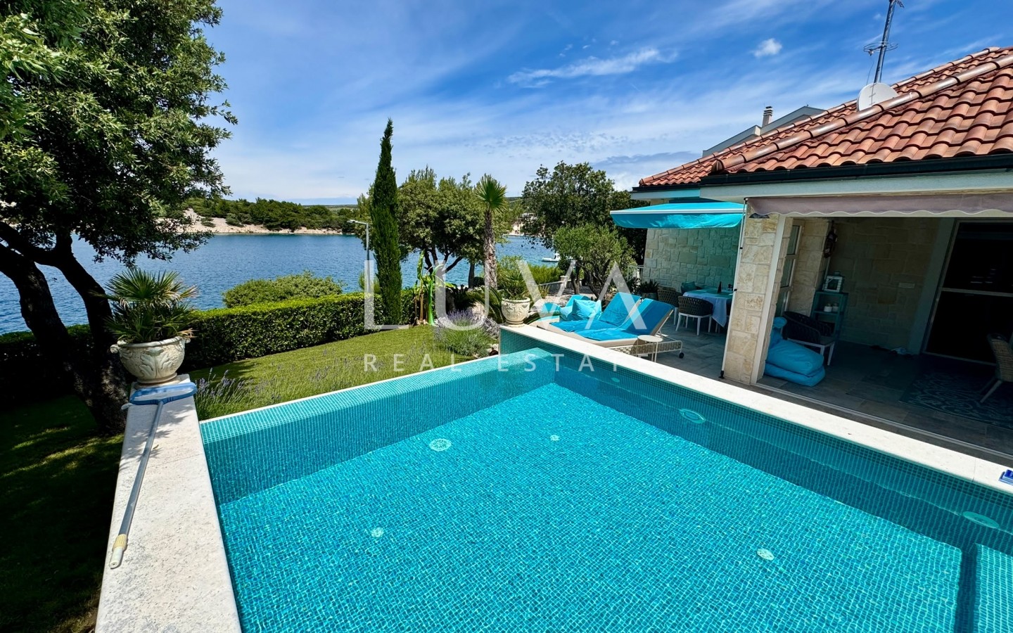 Pag, Šimuni, villa 158 m2 with pool, first row to the sea