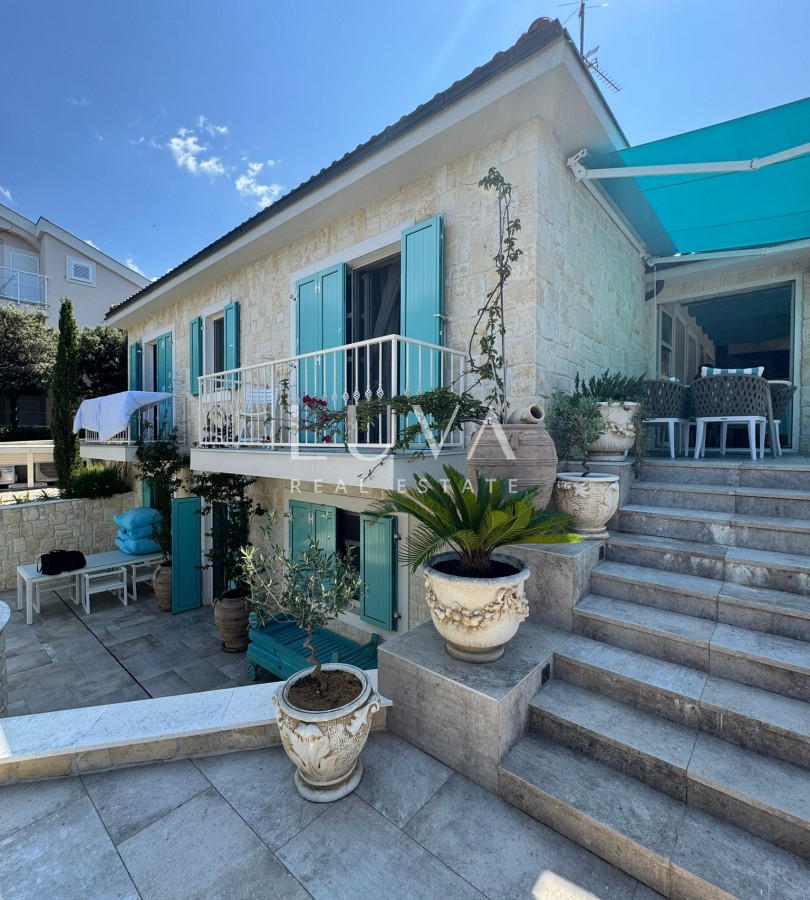Pag, Šimuni, villa 158 m2 with pool, first row to the sea