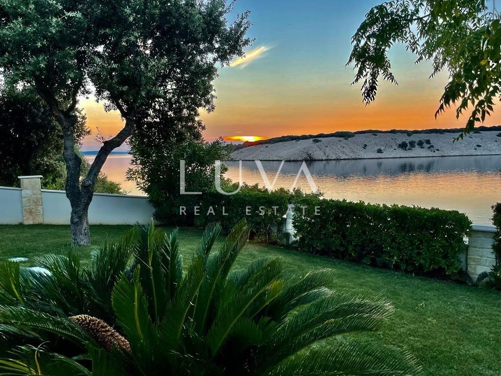 Pag, Šimuni, villa 158 m2 with pool, first row to the sea