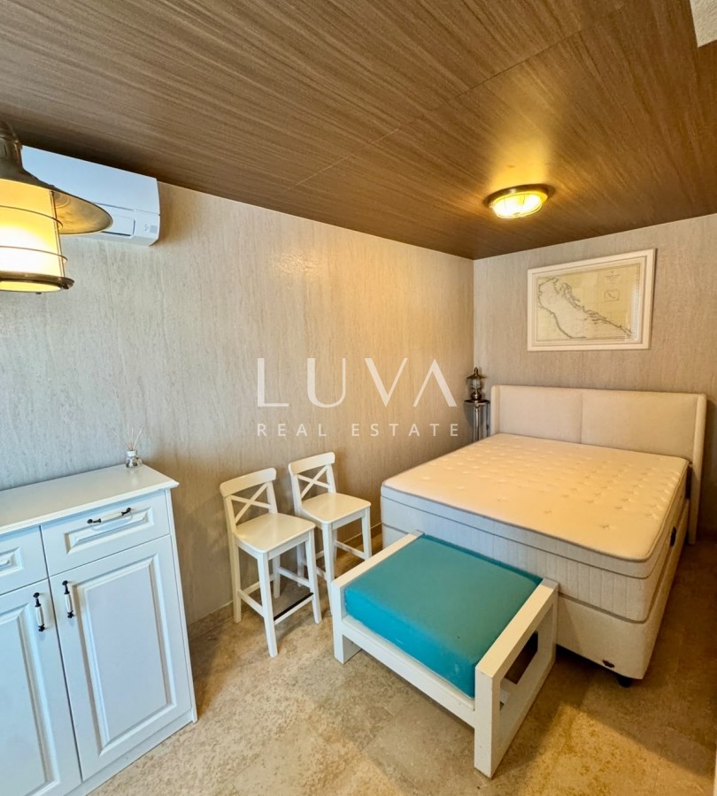 Pag, Šimuni, villa 158 m2 with pool, first row to the sea