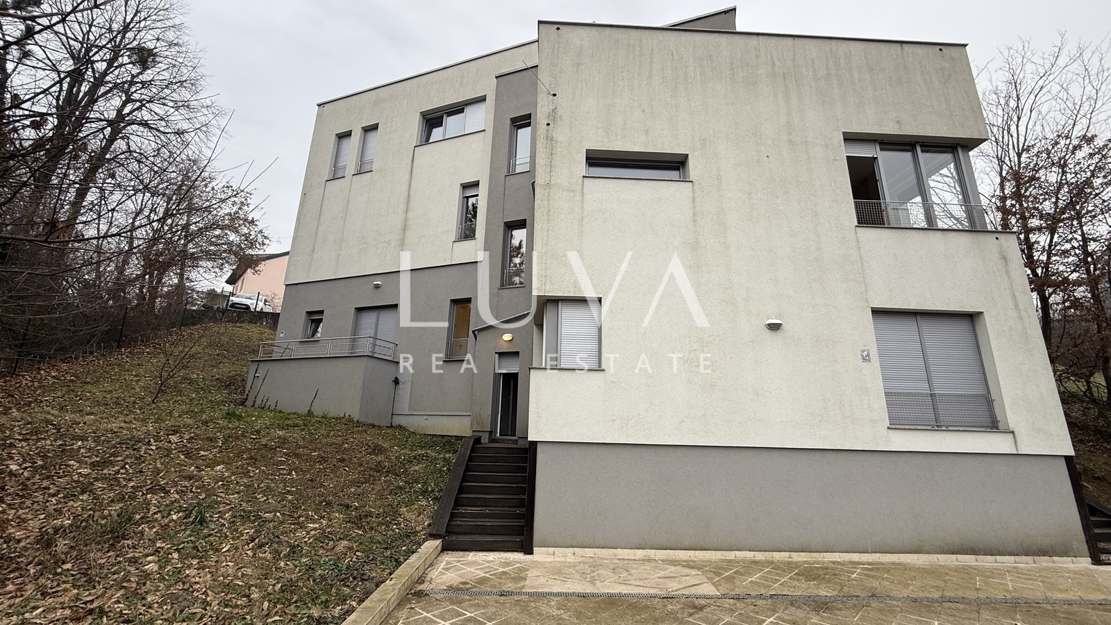 Zagreb, Gornje Vrapče, house on 4 floors with a pool, 490 m²