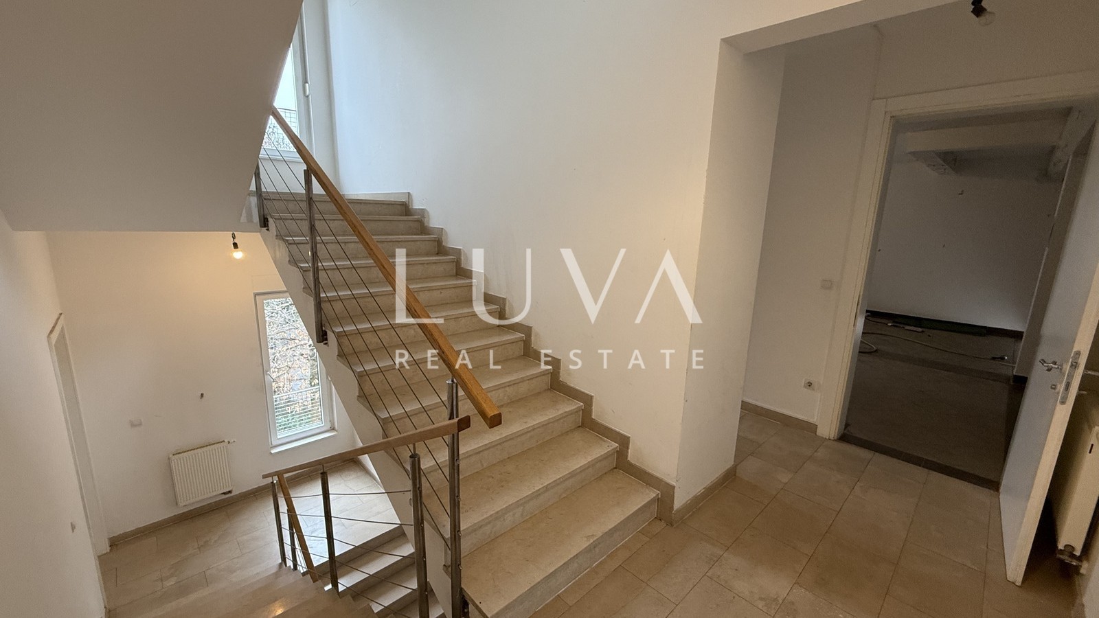 Zagreb, Gornje Vrapče, house on 4 floors with a pool, 490 m²