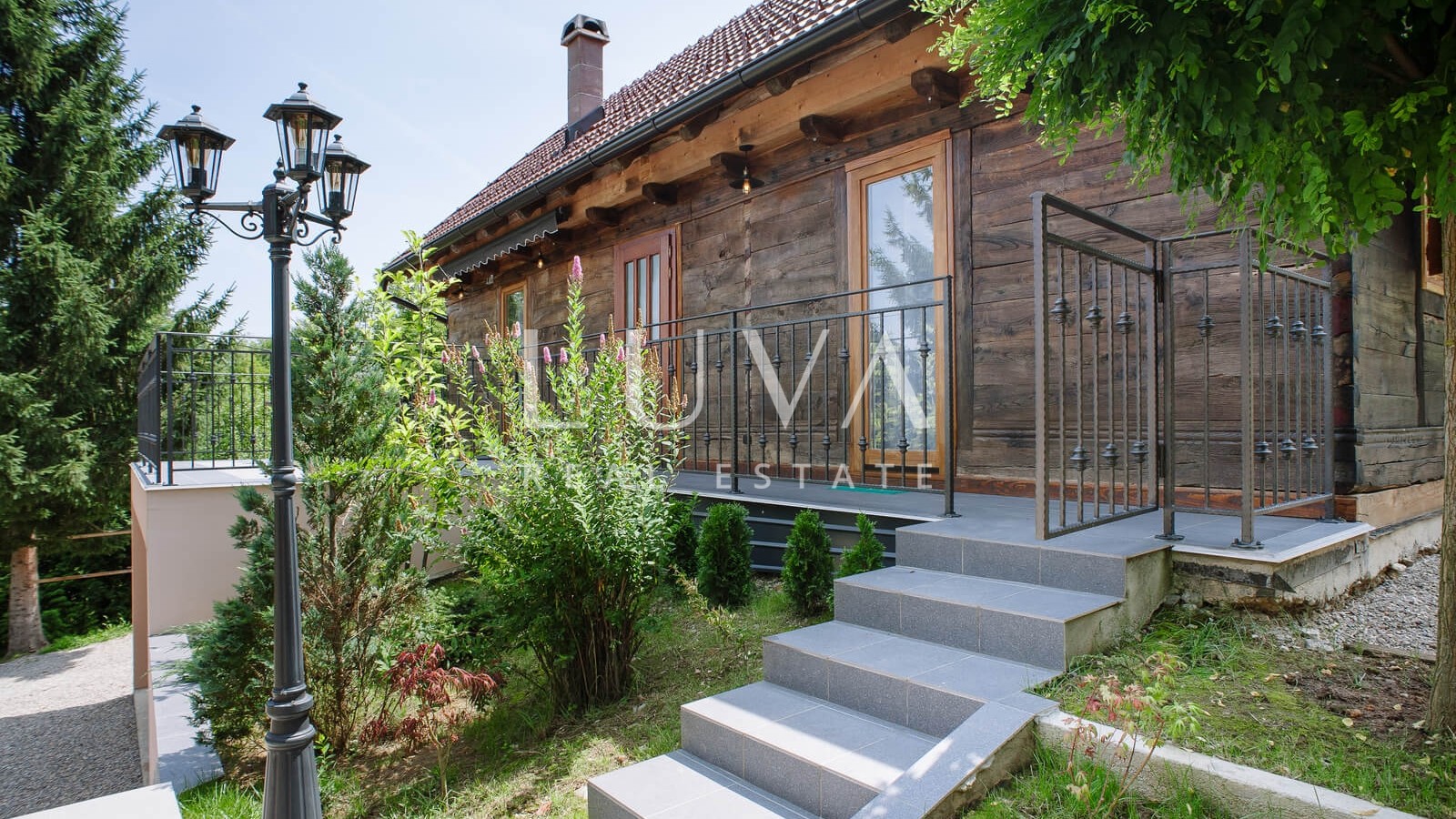 Karlovac, Tušilović, estate with 2 houses by the river for sale