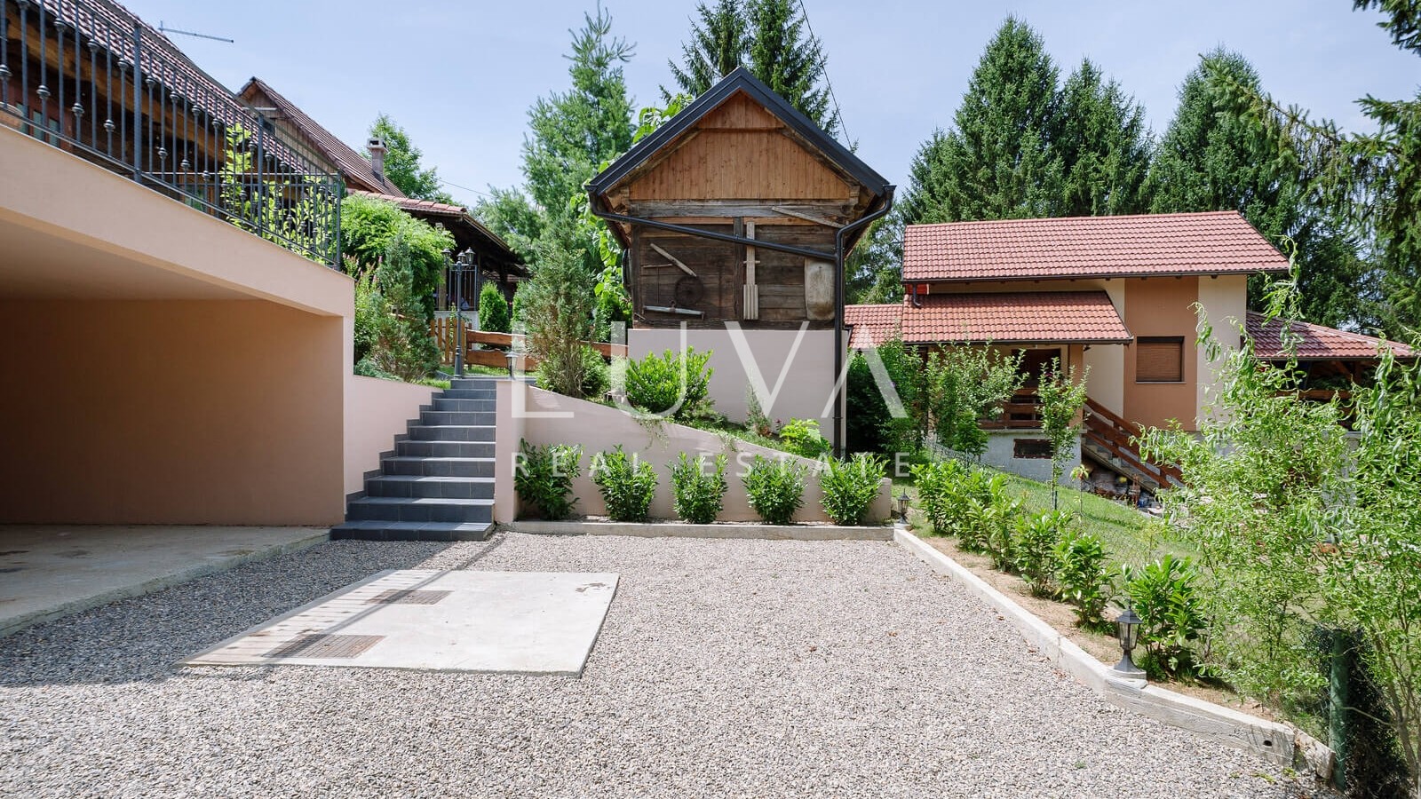 Karlovac, Tušilović, estate with 2 houses by the river for sale