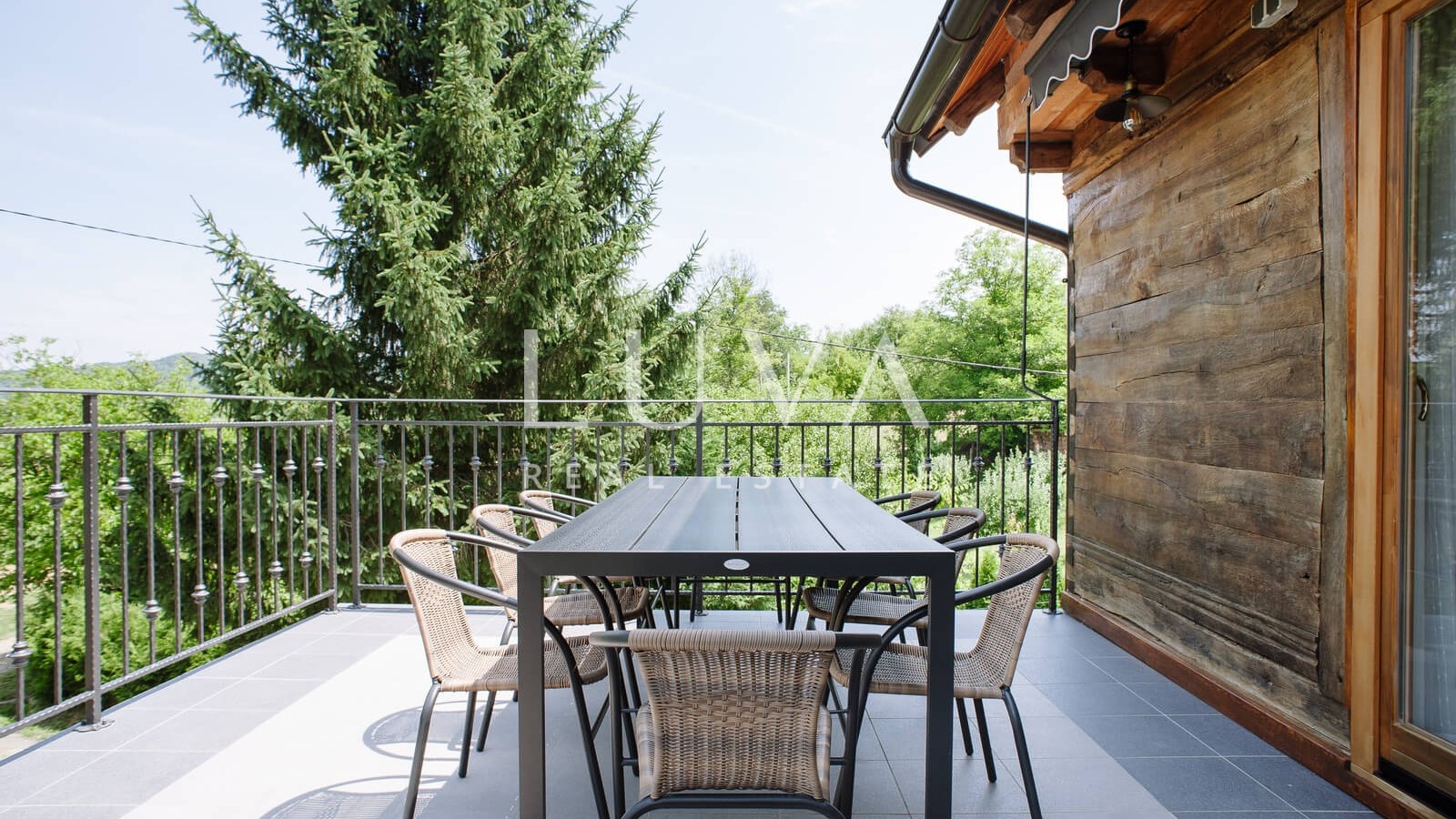 Karlovac, Tušilović, estate with 2 houses by the river for sale