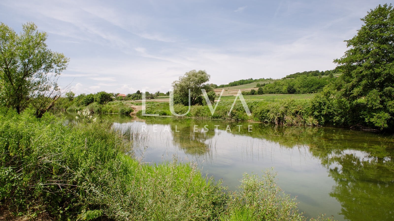 Karlovac, Tušilović, estate with 2 houses by the river for sale