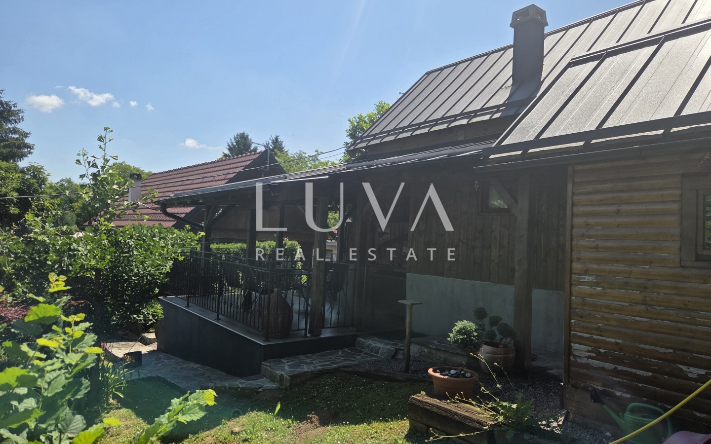 Karlovac, Tušilović, estate with 2 houses by the river for sale