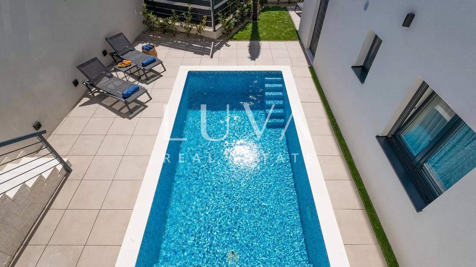 Krk, luxuriöse zweistöckige Wohnung mit Swimmingpool und Wellness zu verkaufen