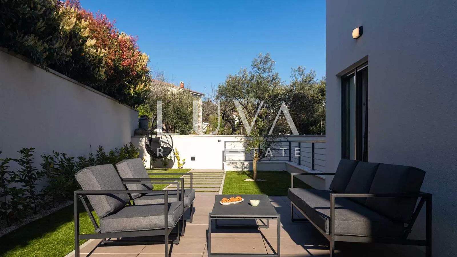 Krk, luxuriöse zweistöckige Wohnung mit Swimmingpool und Wellness zu verkaufen
