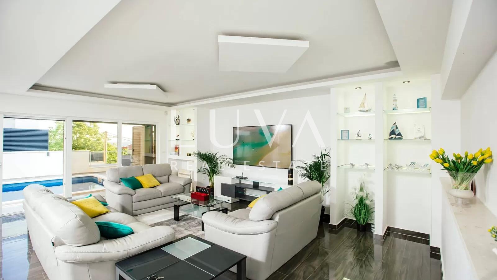 Luxury house with swimming pool near the sea in Podstrana