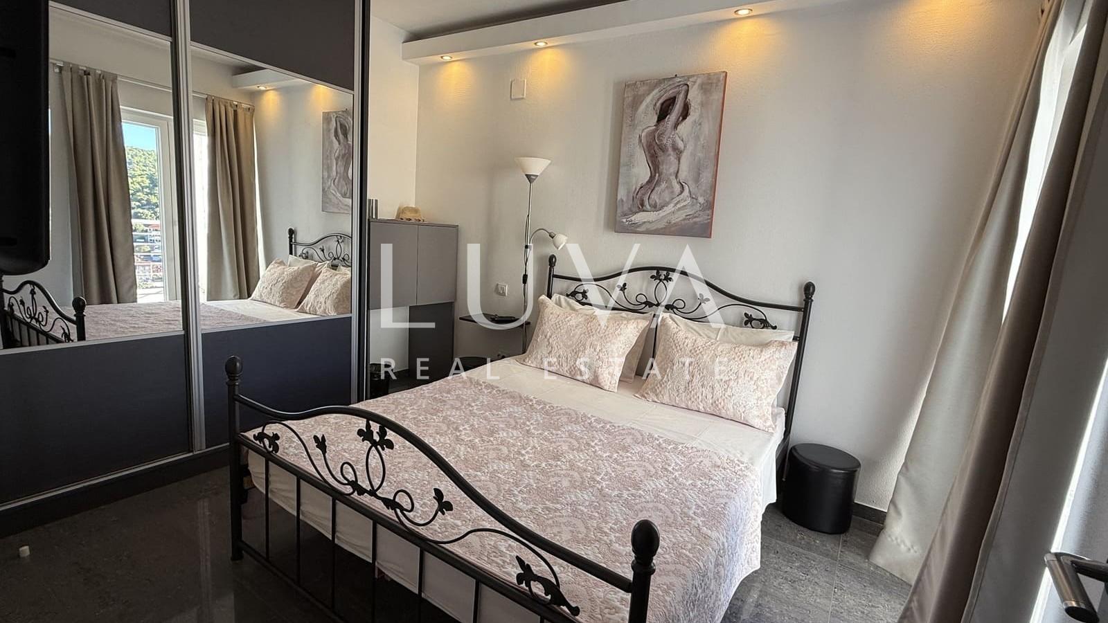 Vis, luksuzna kuća s bazenom i pogledom na more na prodaju