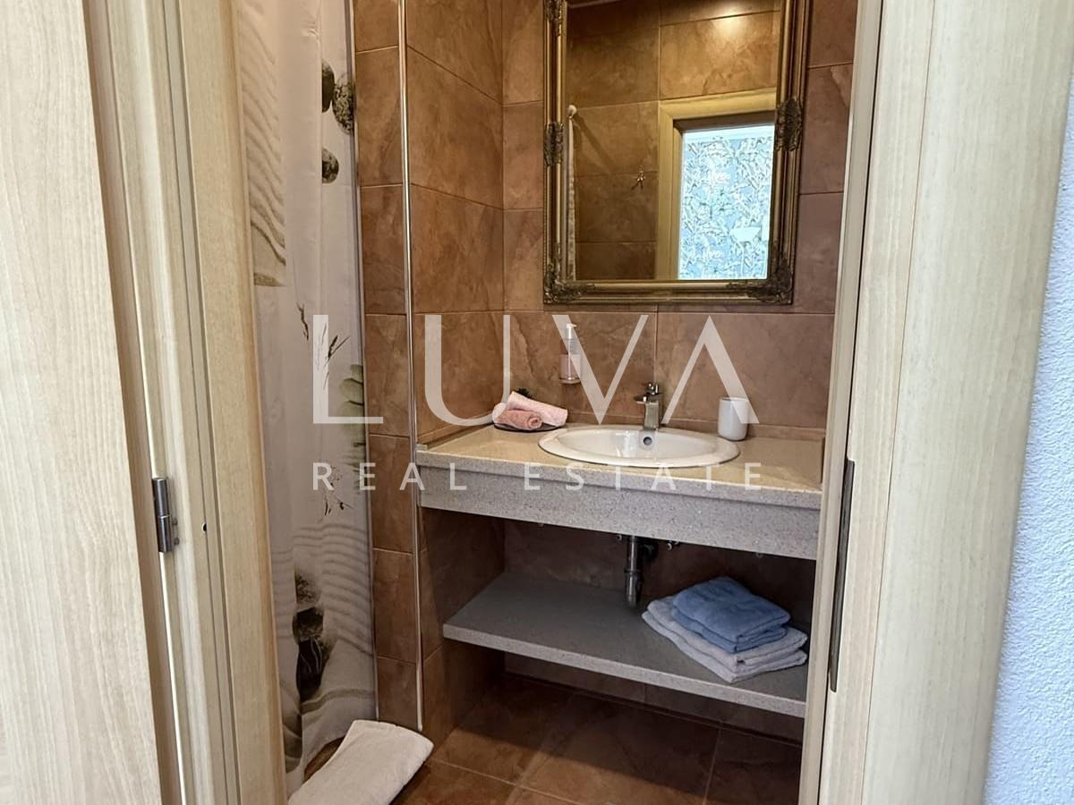 Vis, luksuzna kuća s bazenom i pogledom na more na prodaju