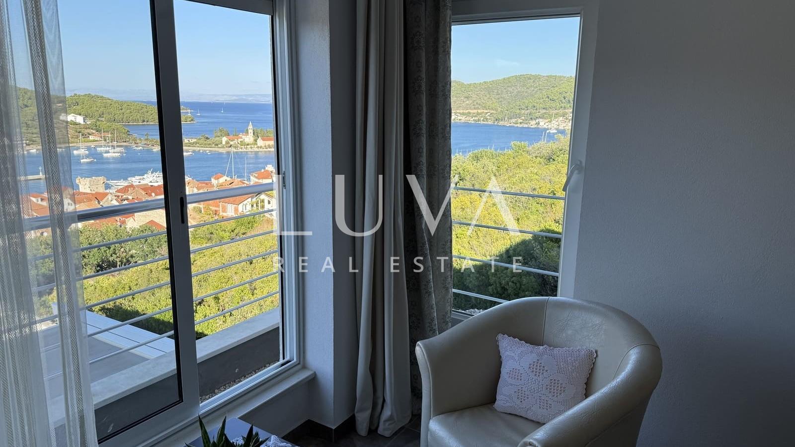 Vis, luksuzna kuća s bazenom i pogledom na more na prodaju