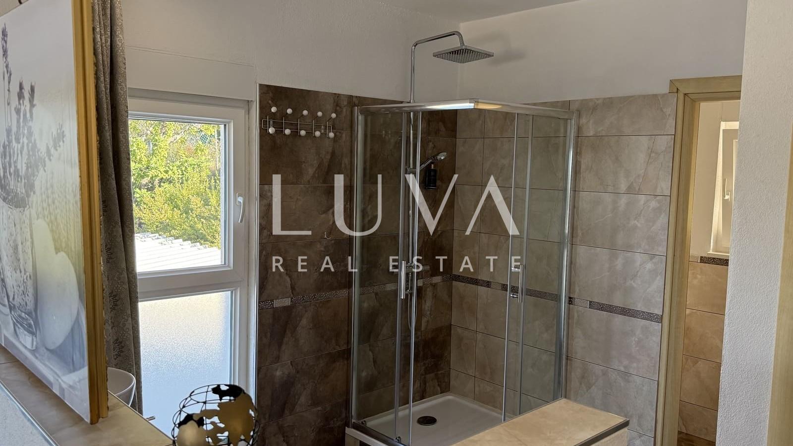 Vis, luksuzna kuća s bazenom i pogledom na more na prodaju