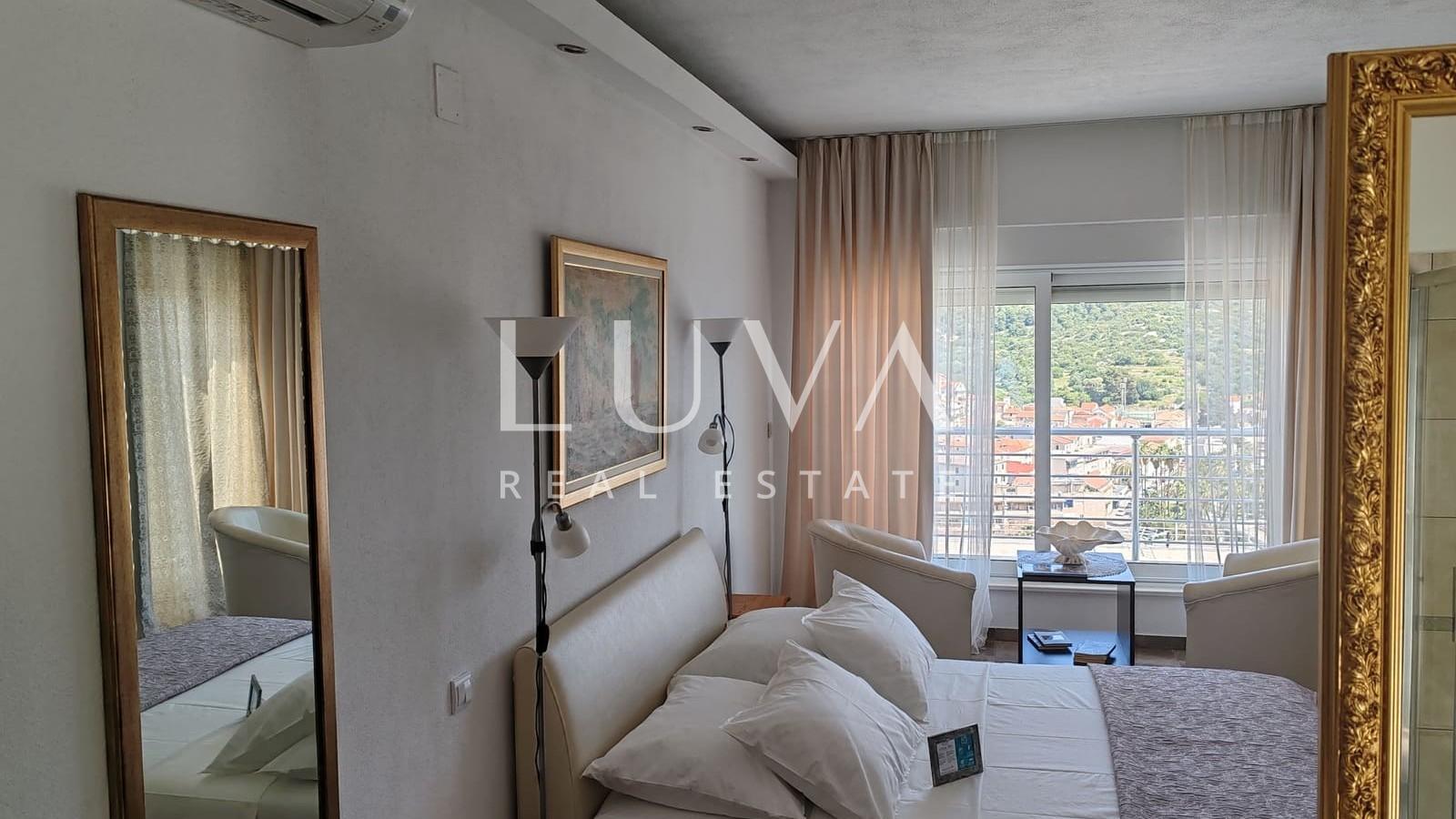 Vis, luksuzna kuća s bazenom i pogledom na more na prodaju