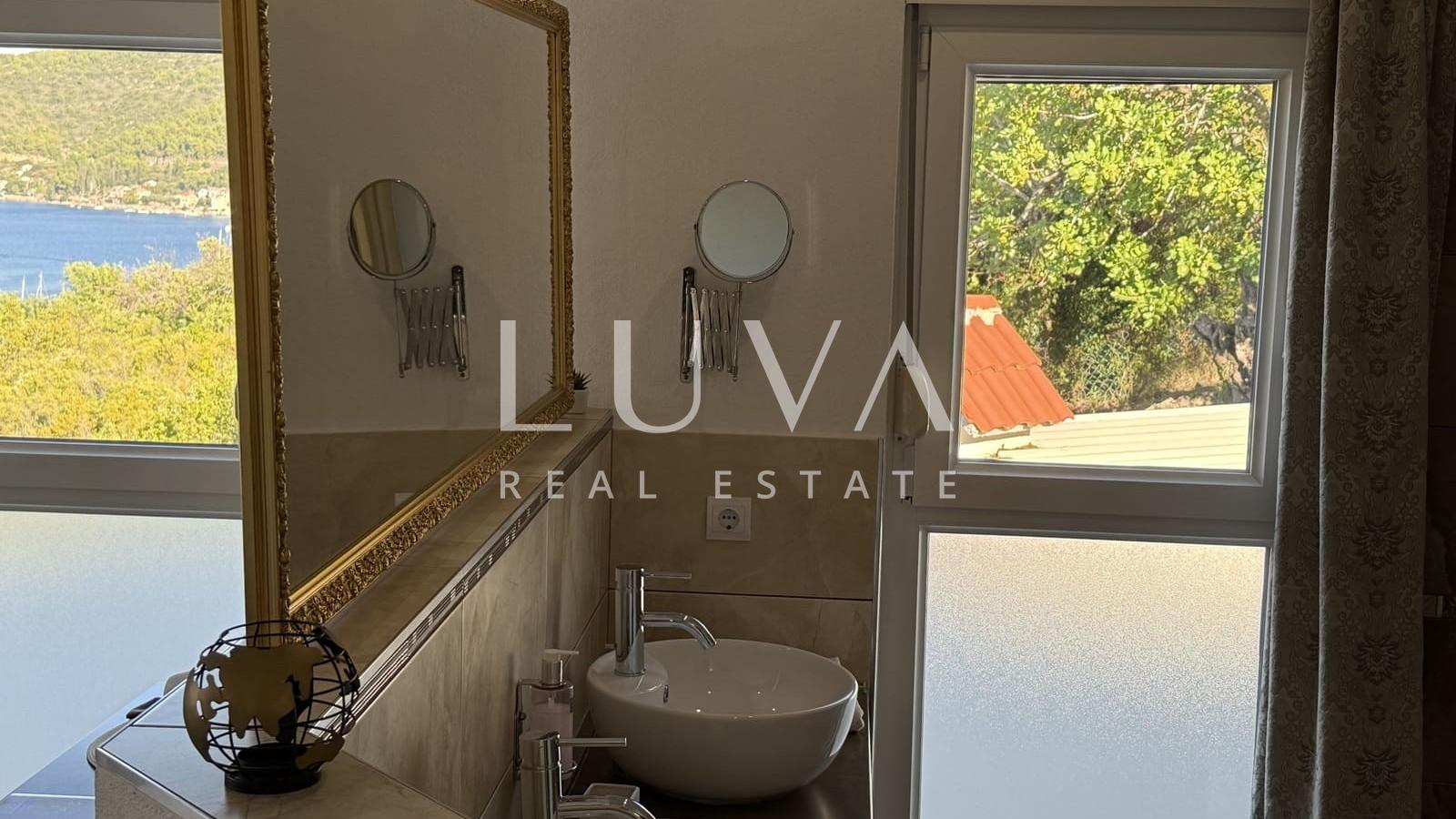 Vis, luksuzna kuća s bazenom i pogledom na more na prodaju