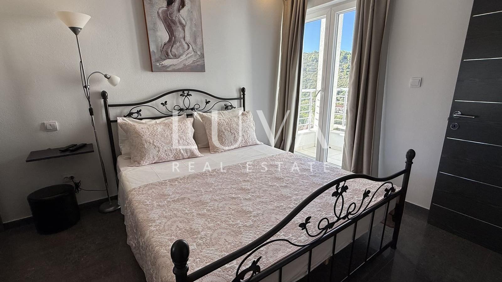 Vis, luksuzna kuća s bazenom i pogledom na more na prodaju