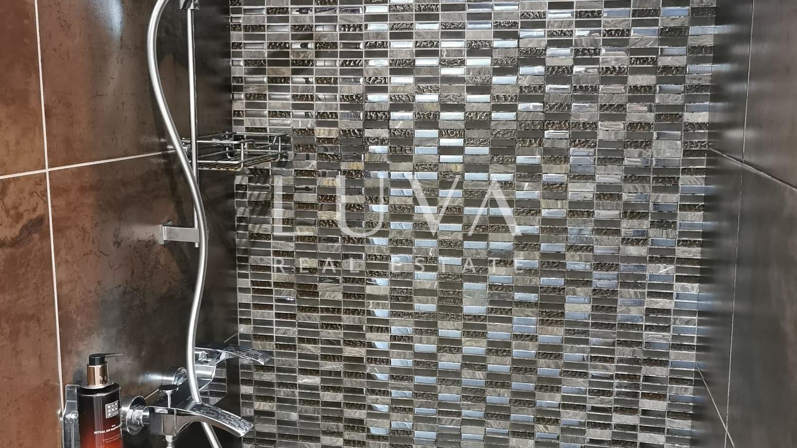 Vis, luksuzna kuća s bazenom i pogledom na more na prodaju