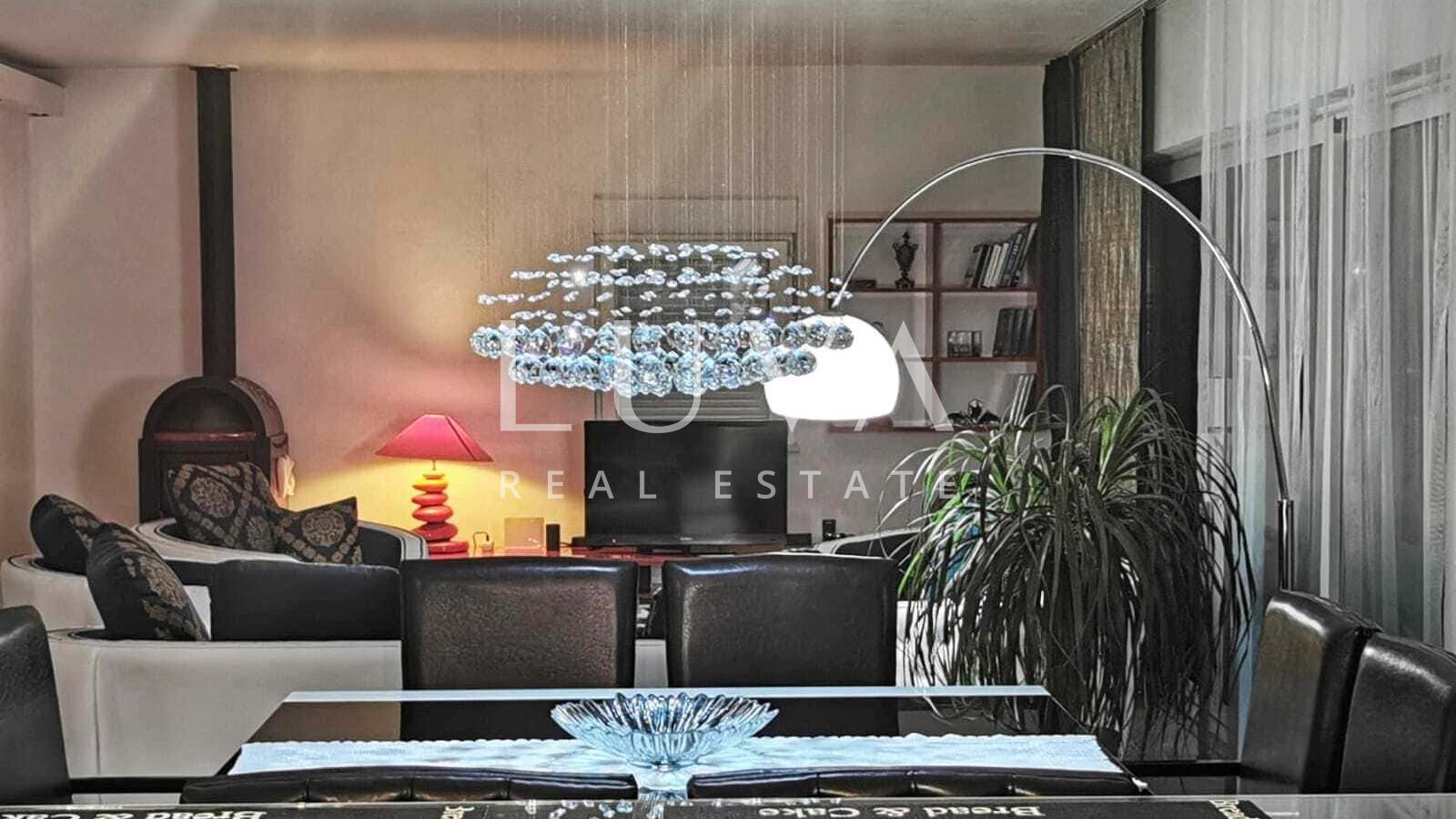 Vis, luksuzna kuća s bazenom i pogledom na more na prodaju