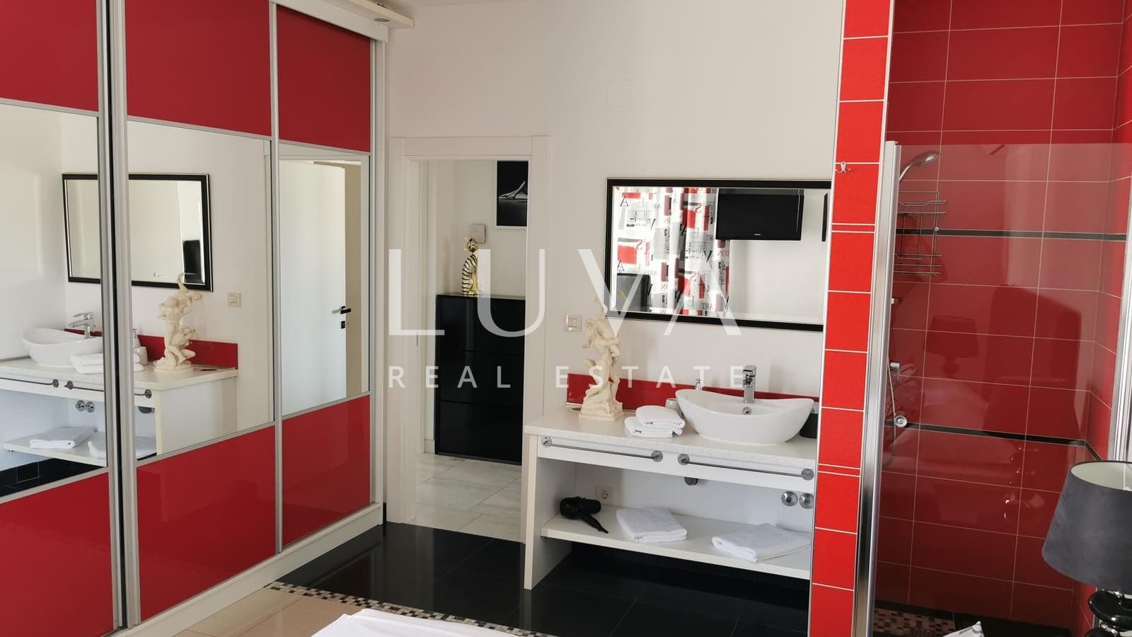 Vis, luksuzna kuća s bazenom i pogledom na more na prodaju