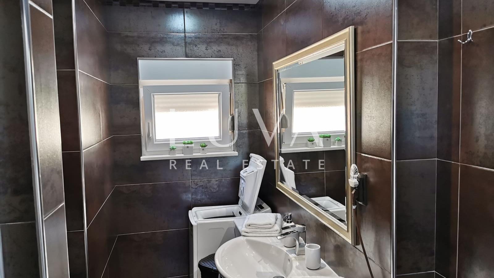 Vis, luksuzna kuća s bazenom i pogledom na more na prodaju