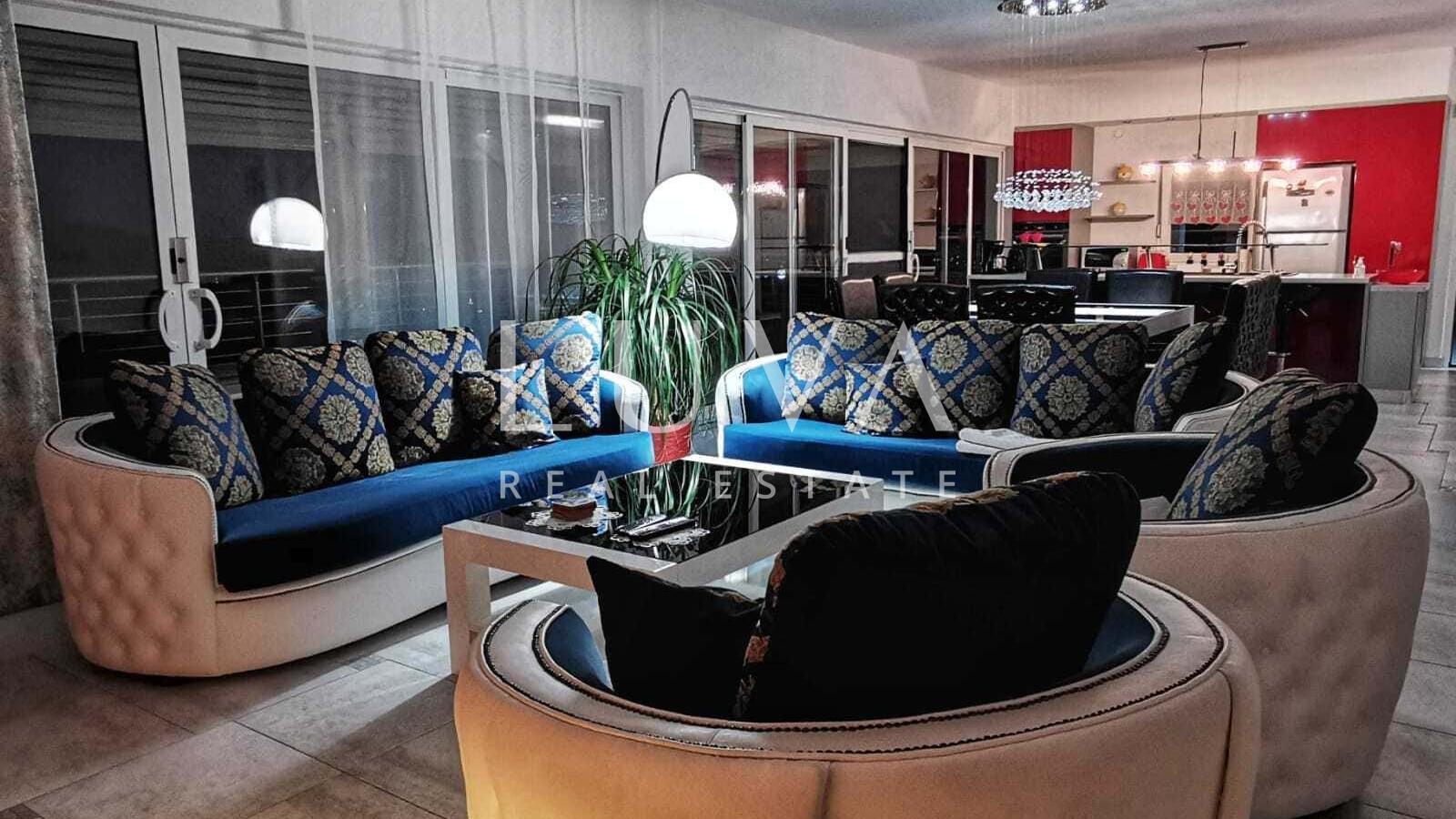 Vis, luksuzna kuća s bazenom i pogledom na more na prodaju