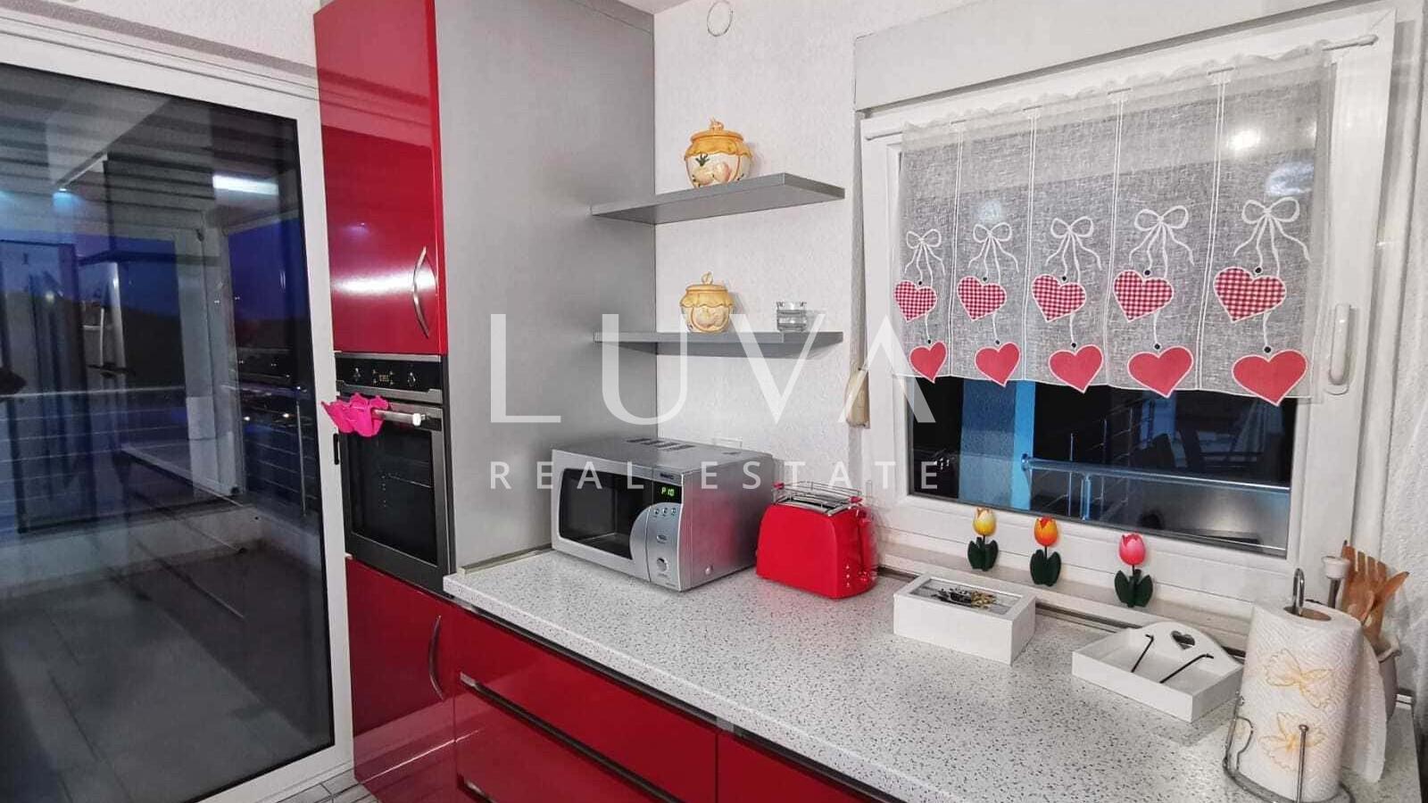 Vis, luksuzna kuća s bazenom i pogledom na more na prodaju