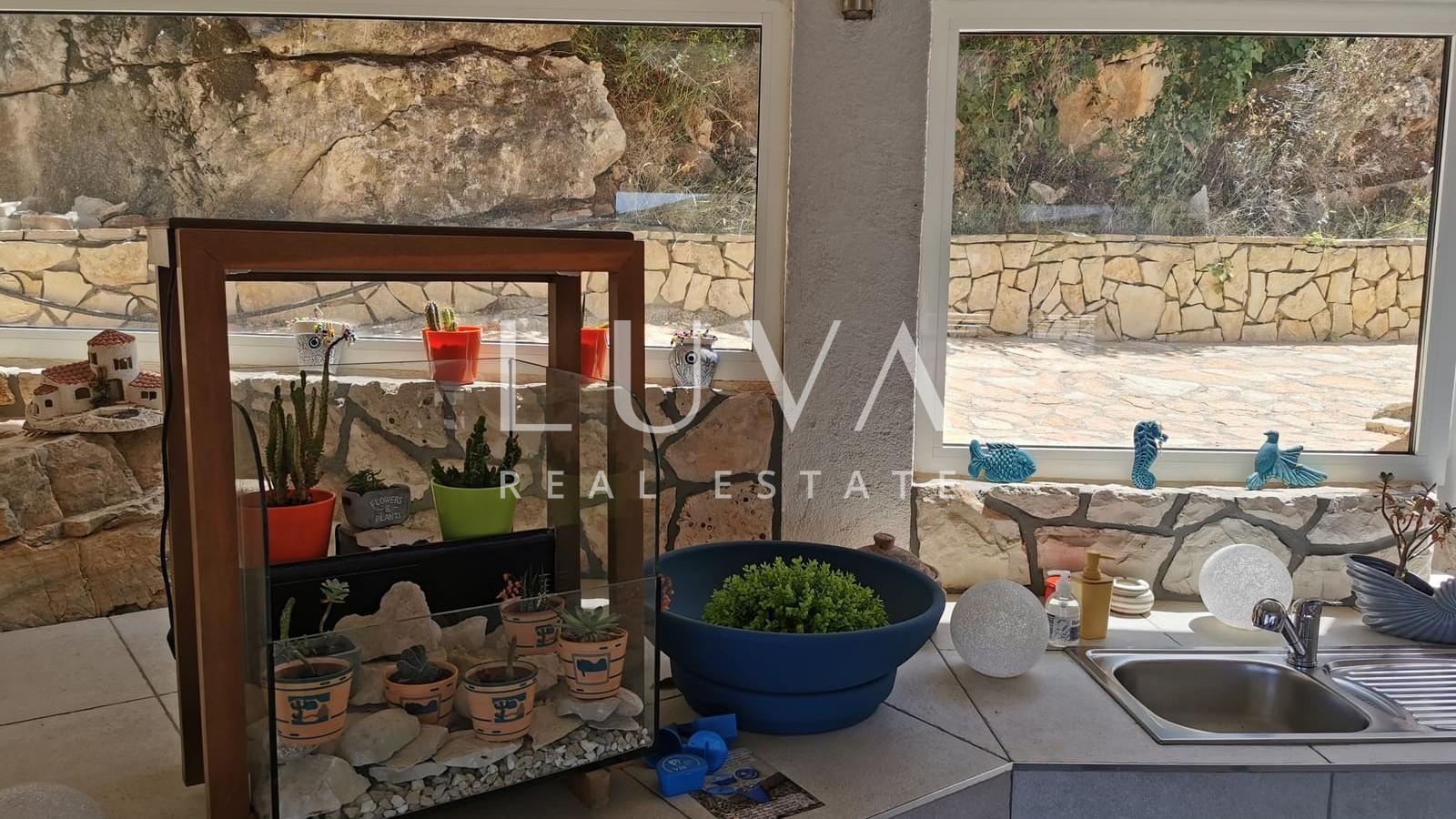 Vis, luksuzna kuća s bazenom i pogledom na more na prodaju