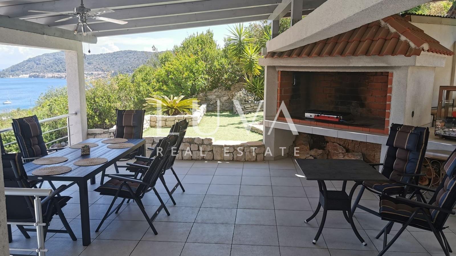 Vis, luksuzna kuća s bazenom i pogledom na more na prodaju