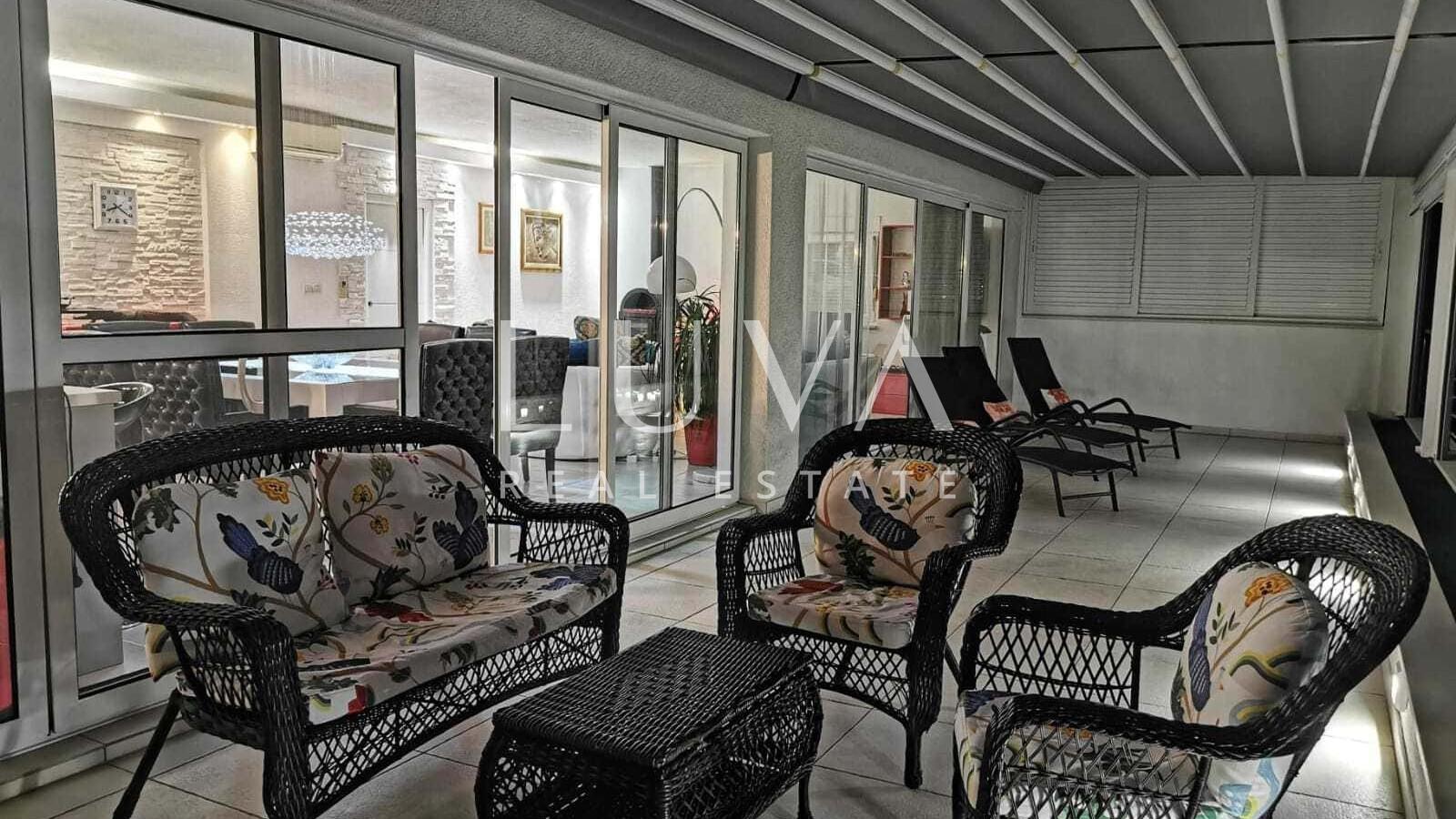 Vis, luksuzna kuća s bazenom i pogledom na more na prodaju