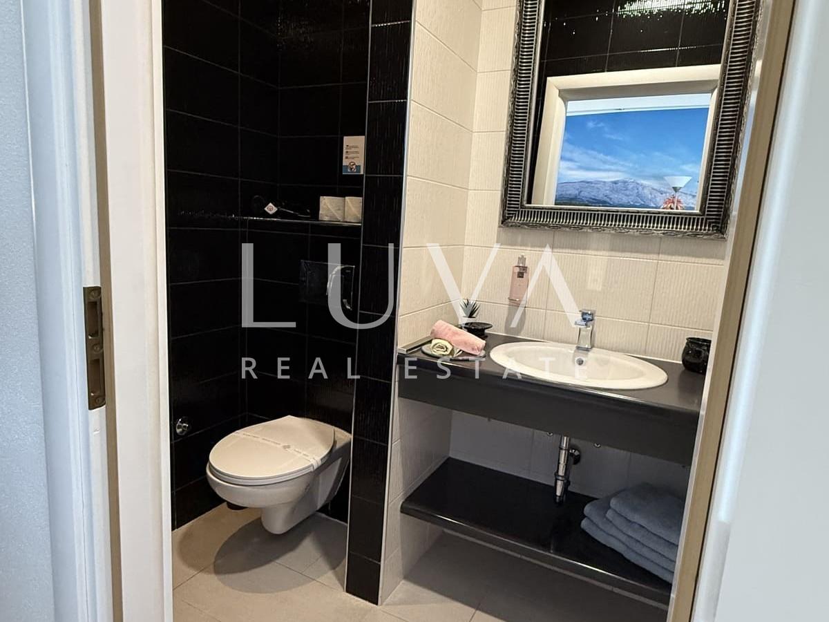 Vis, luksuzna kuća s bazenom i pogledom na more na prodaju