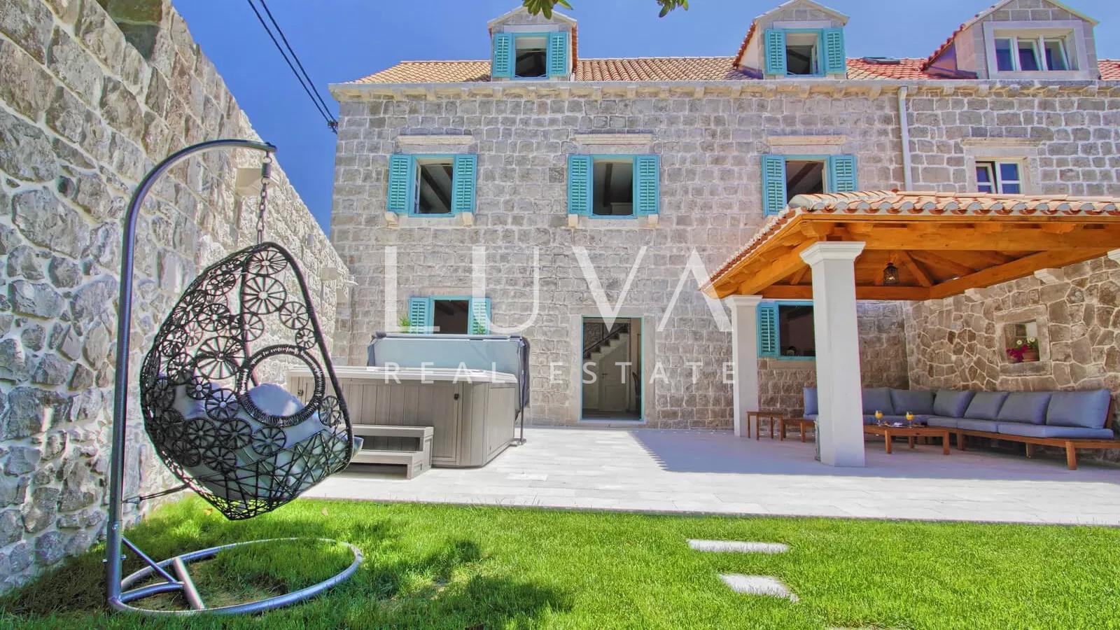 Luksuzna kuća blizu mora u Cavtatu na prodaju