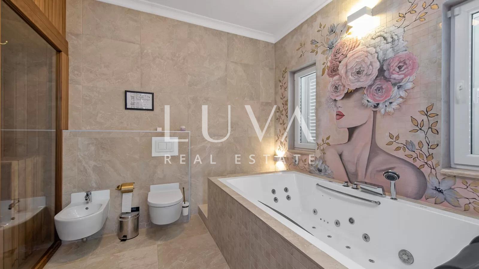 Vodice, luxuriöse und einzigartige Villa mit Pool am Meer zu verkaufen