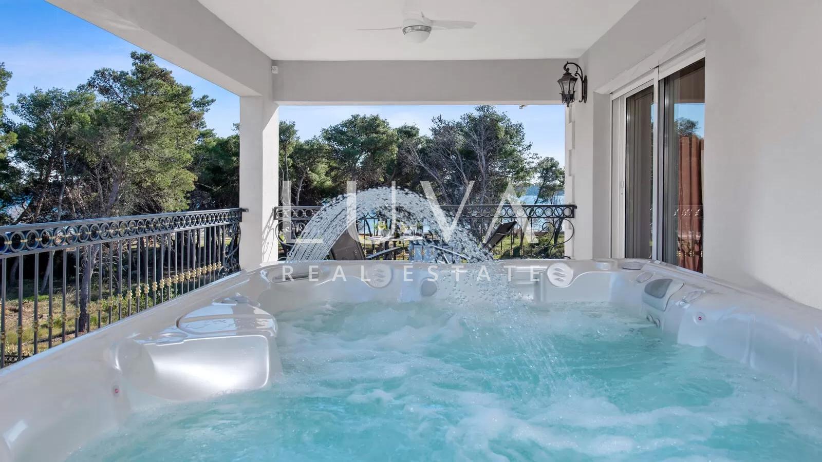 Vodice, luxuriöse und einzigartige Villa mit Pool am Meer zu verkaufen