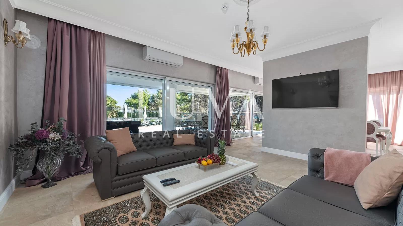 Vodice, luxuriöse und einzigartige Villa mit Pool am Meer zu verkaufen
