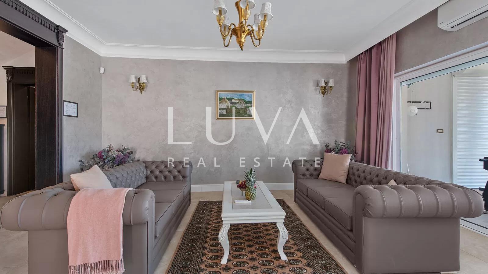 Vodice, luxuriöse und einzigartige Villa mit Pool am Meer zu verkaufen