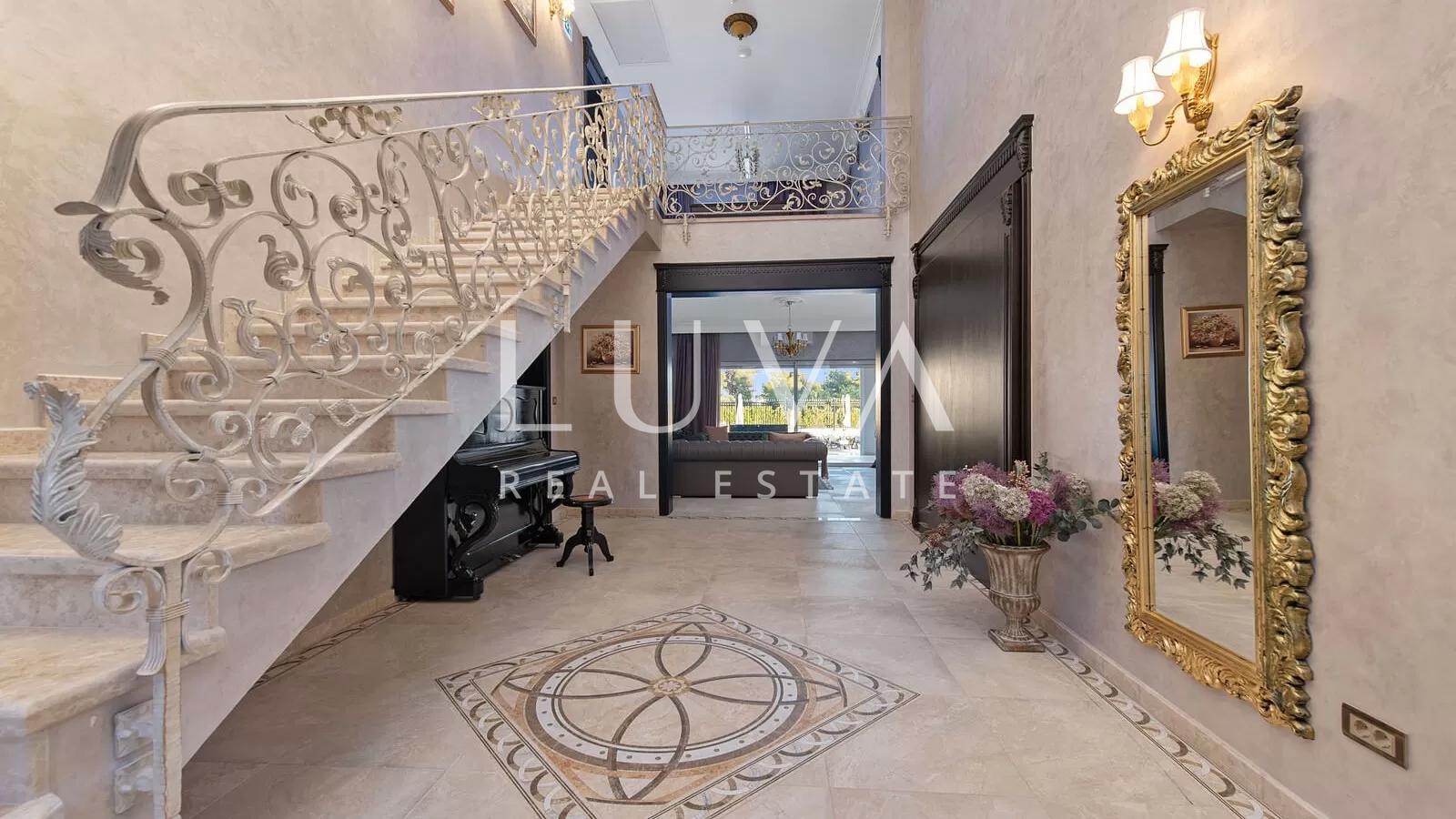 Vodice, luxuriöse und einzigartige Villa mit Pool am Meer zu verkaufen