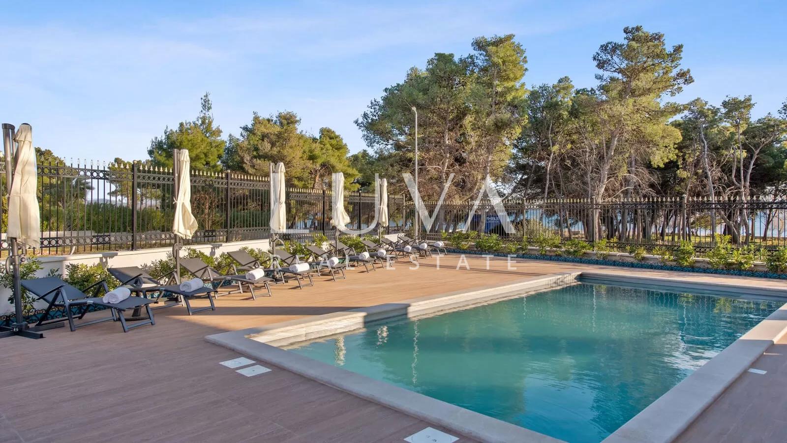 Vodice, luxuriöse und einzigartige Villa mit Pool am Meer zu verkaufen