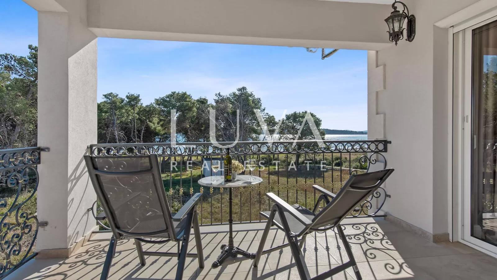 Vodice, luxuriöse und einzigartige Villa mit Pool am Meer zu verkaufen