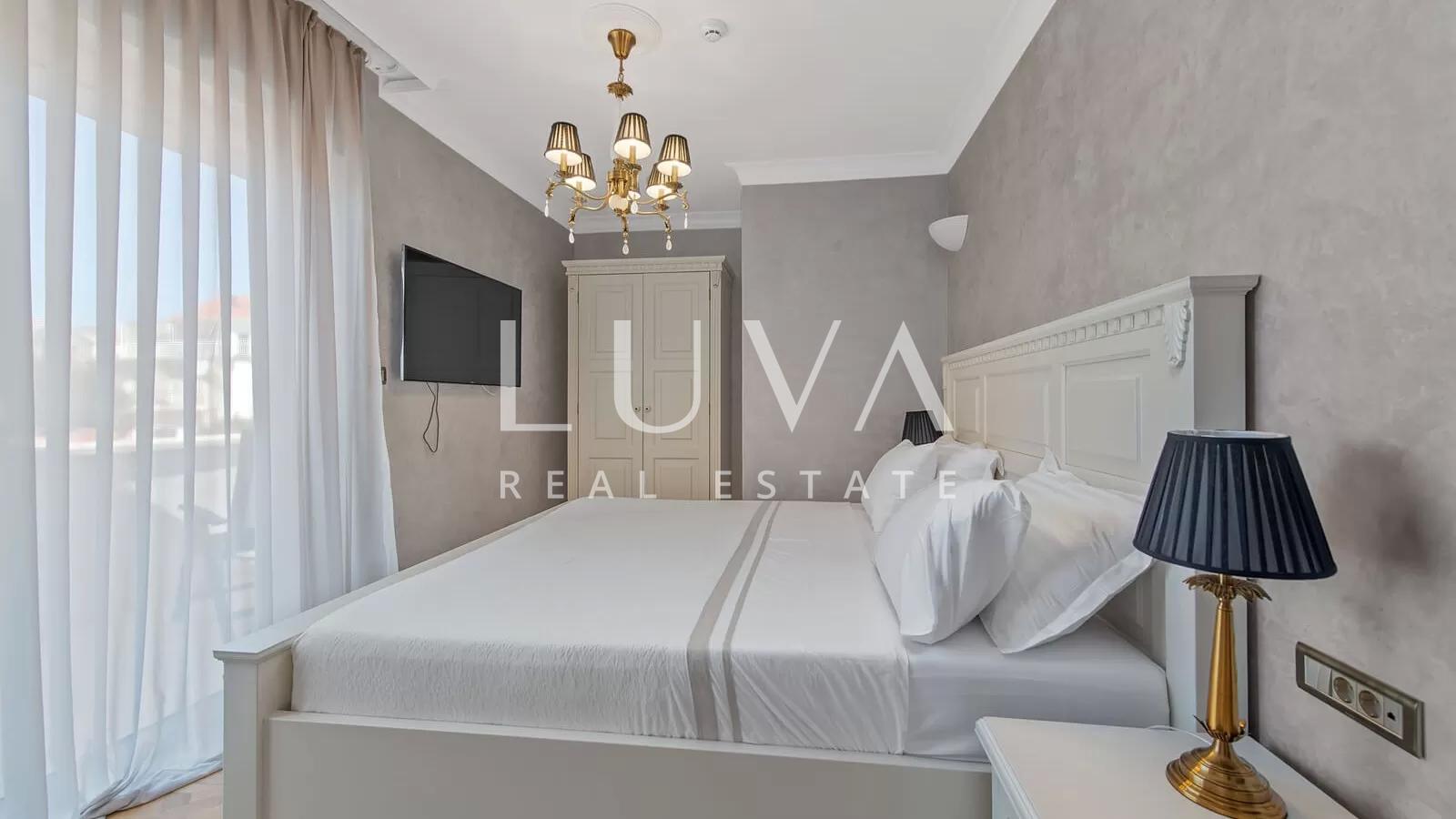 Vodice, luxuriöse und einzigartige Villa mit Pool am Meer zu verkaufen