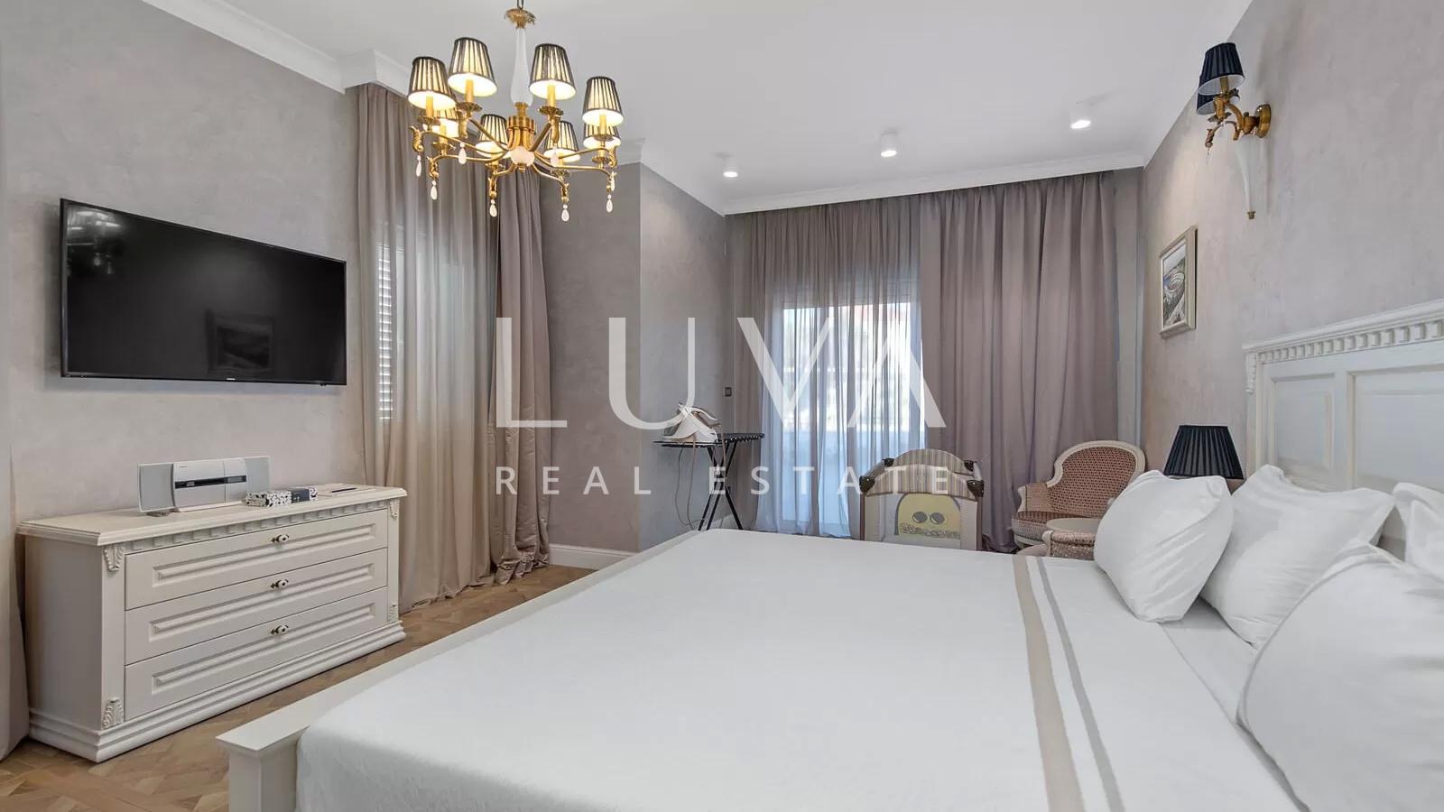 Vodice, luxuriöse und einzigartige Villa mit Pool am Meer zu verkaufen