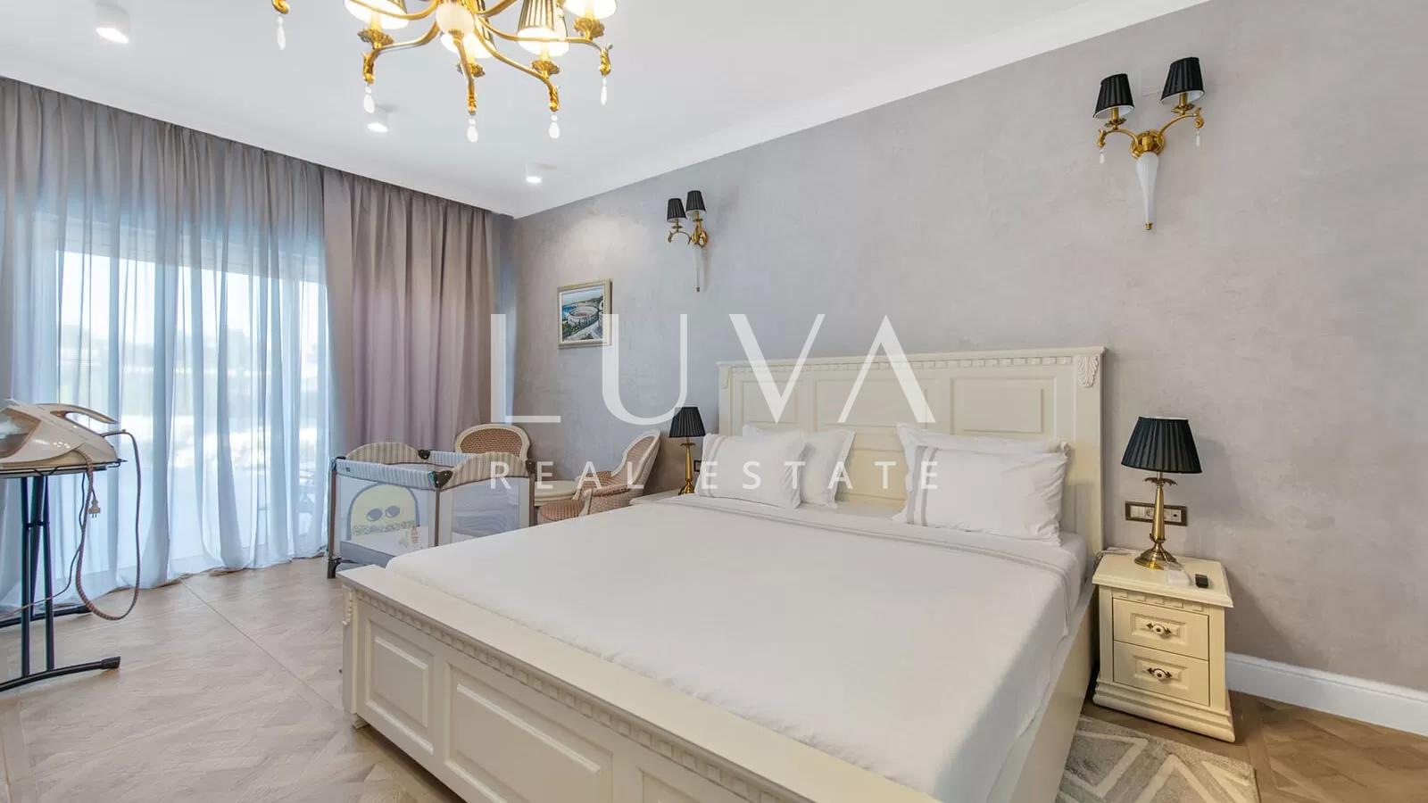 Vodice, luxuriöse und einzigartige Villa mit Pool am Meer zu verkaufen