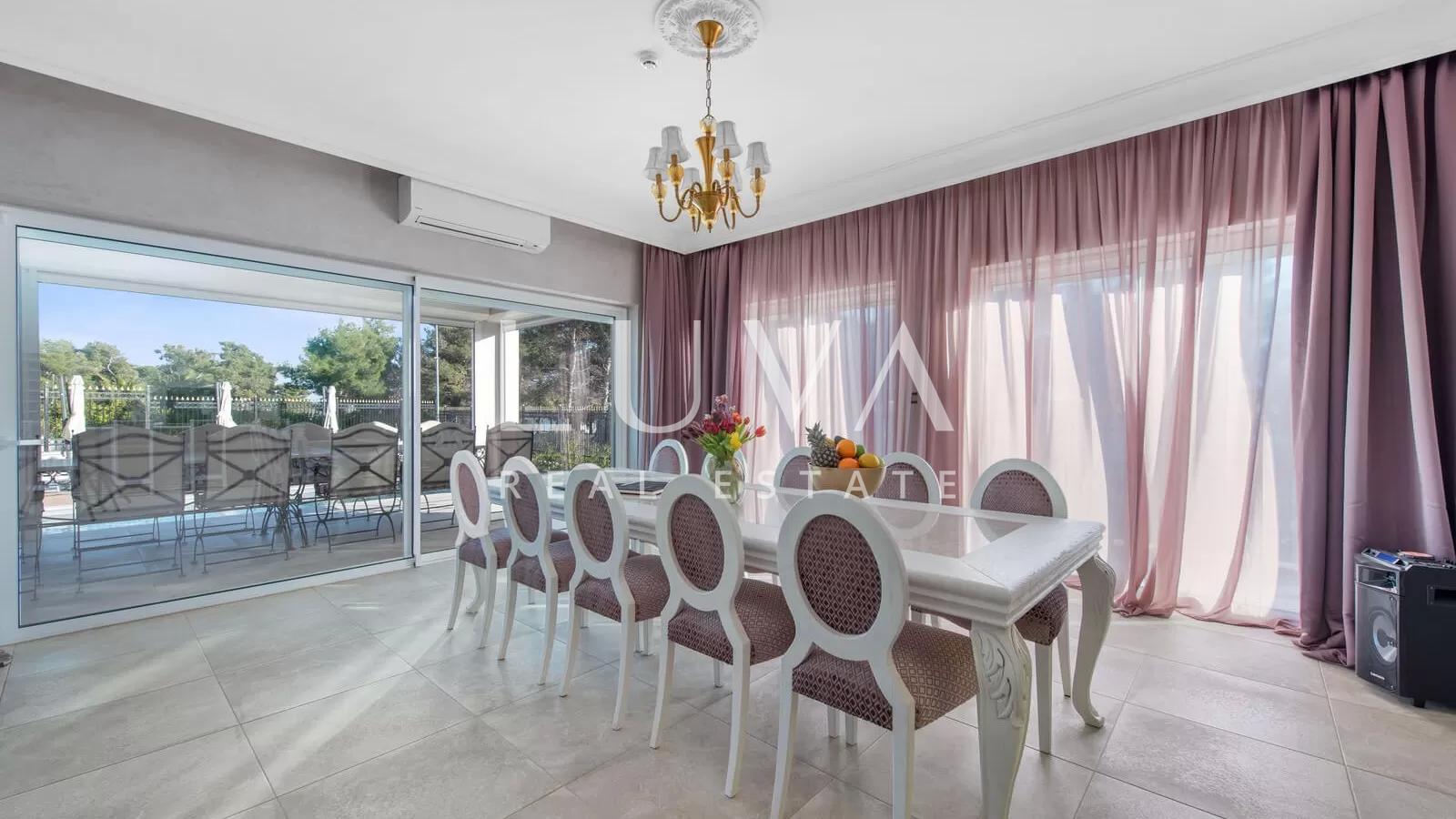 Vodice, luxuriöse und einzigartige Villa mit Pool am Meer zu verkaufen