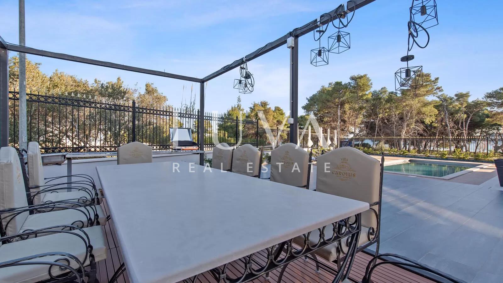 Vodice, luxuriöse und einzigartige Villa mit Pool am Meer zu verkaufen