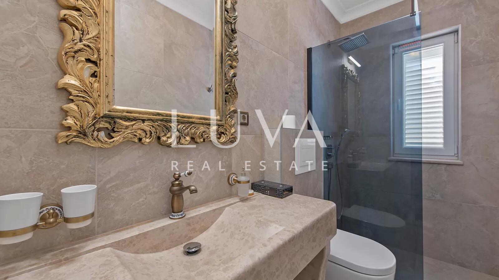 Vodice, luxuriöse und einzigartige Villa mit Pool am Meer zu verkaufen
