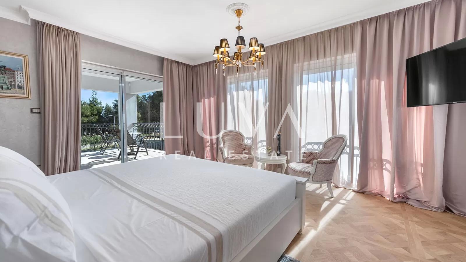 Vodice, luxuriöse und einzigartige Villa mit Pool am Meer zu verkaufen